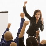 Motivasyon Eğitimi Eğitmeni ve Katılımcı İş İnsanları Elleri Havada Seviniyor