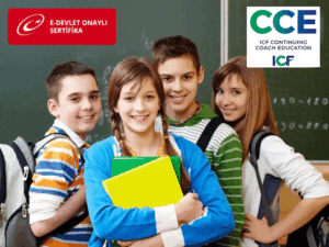 Eğitim Danışmanlığı ve Öğrenci Koçluğu Katılımcıları Öğrenciler Poz Veriyor