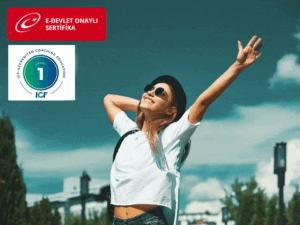 Yaşam Koçluğu Eğitimini Tamamlamış Kız Kollarını Açmış Güneşi Selamlıyor