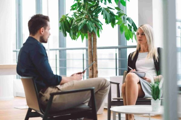 ICF Akredite Koç Danışanına ICF Unvanlarının Neler Olduğunu Anlatıyor